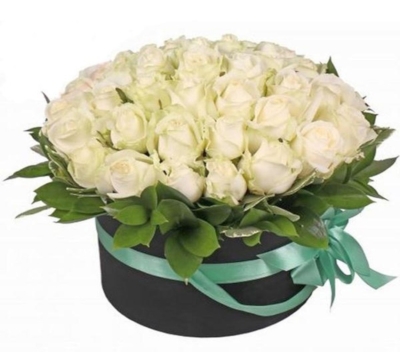 45 белых роз в коробке